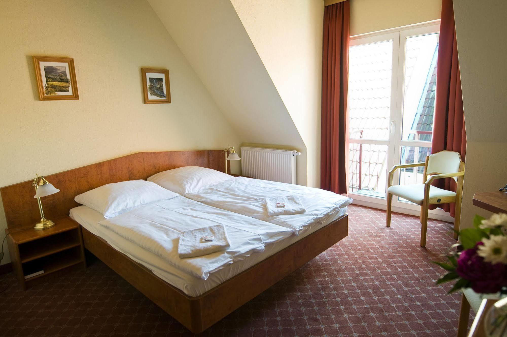 Hotel Am Alten Strom Rostock Exterior photo